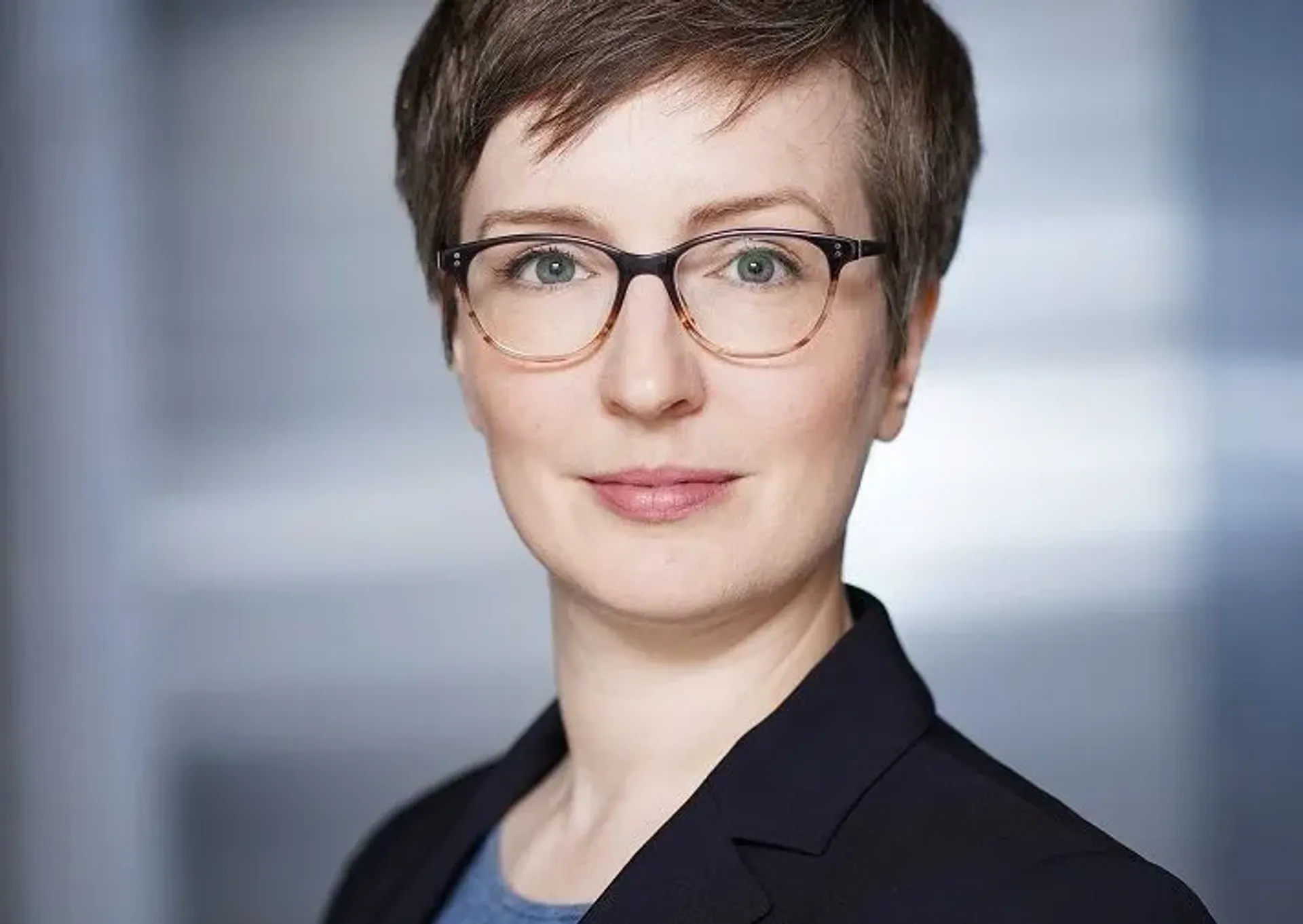 Portrait einer Frau mit Brille und kurzem Haar